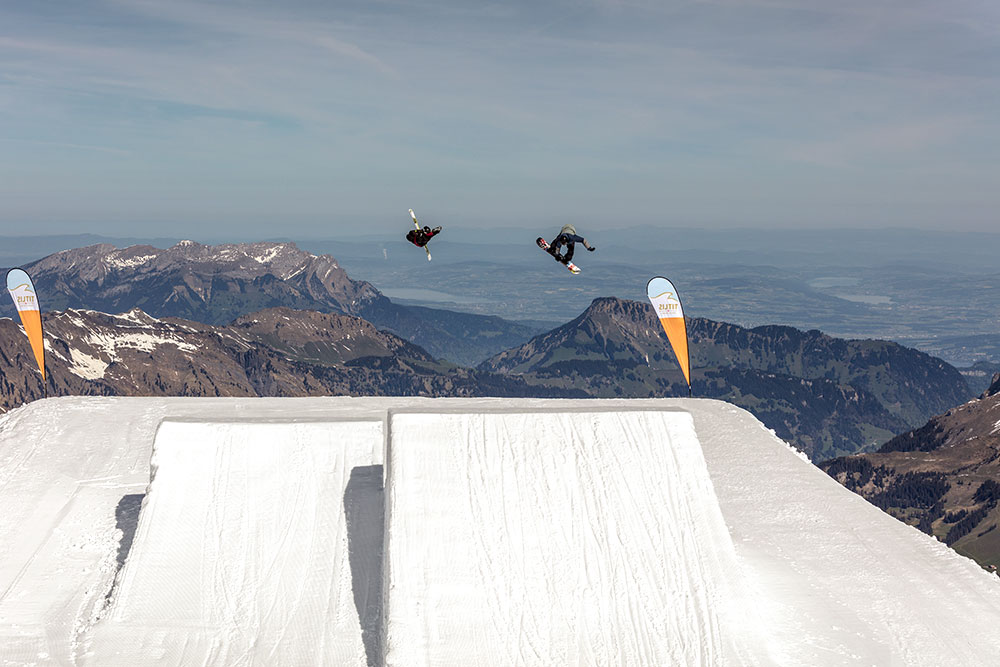 Freeski & Snowboard Athlet auf dem Kicker